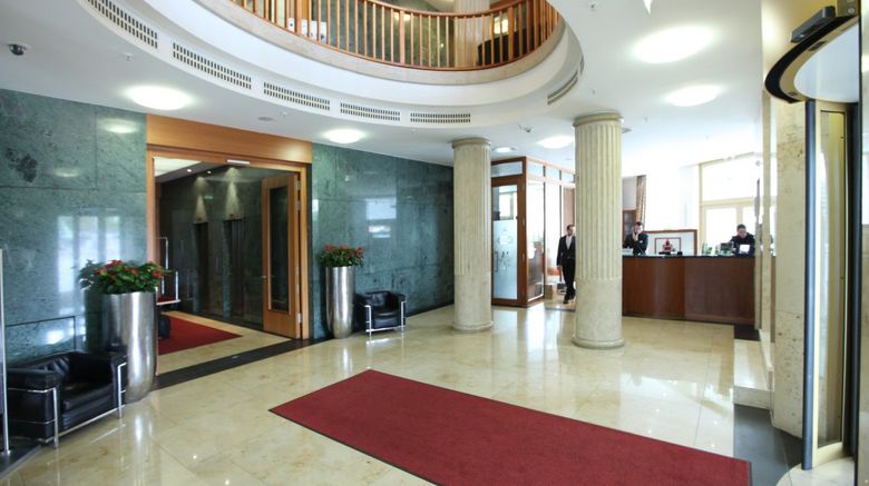 <b>Lindner Hotel & Residence Main Plaza Lobby</b> <b>Lindner Hotel & Residence Main Plaza Lobby</b>