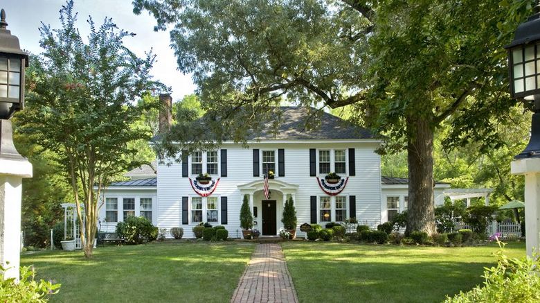 A Williamsburg White House B  and  B Exterior