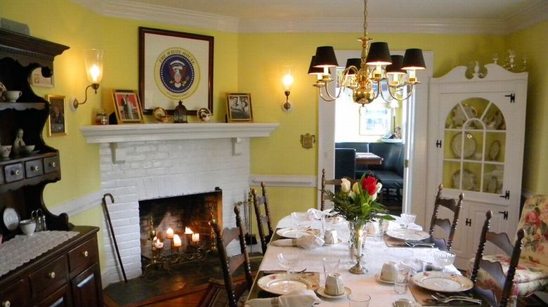 <b>A Williamsburg White House B & B Restaurant</b>