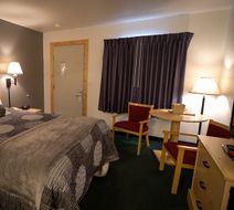 Moose Creek Lodge and Suites Room
