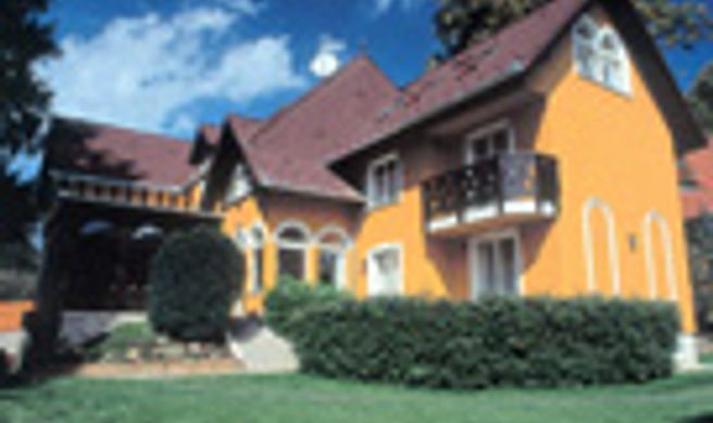 Uhu Villa Hotel & Restaurant Exterior