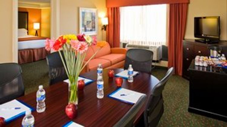 Country Inn & Suites Tyler Univ Area Suite