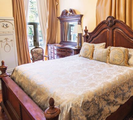 Magnolia Mansion Room