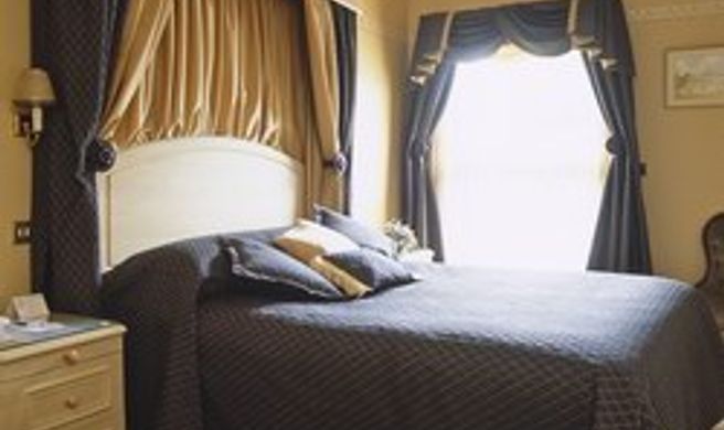 Kings Hotel Room