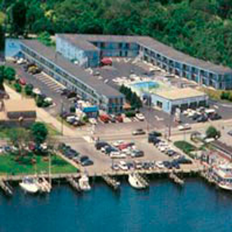 Hyannis Holiday Motel