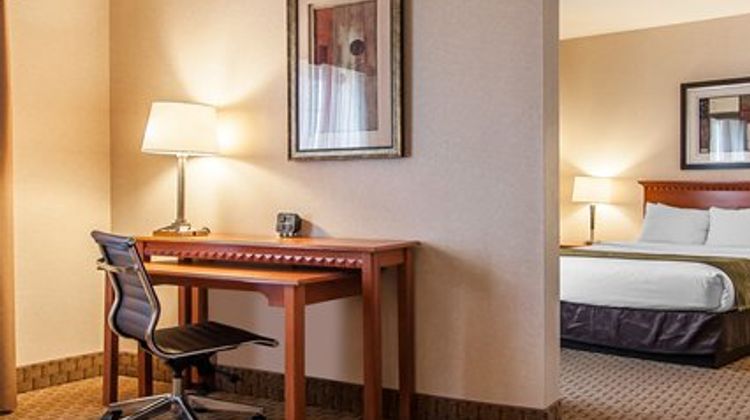 Comfort Suites Airport Suite