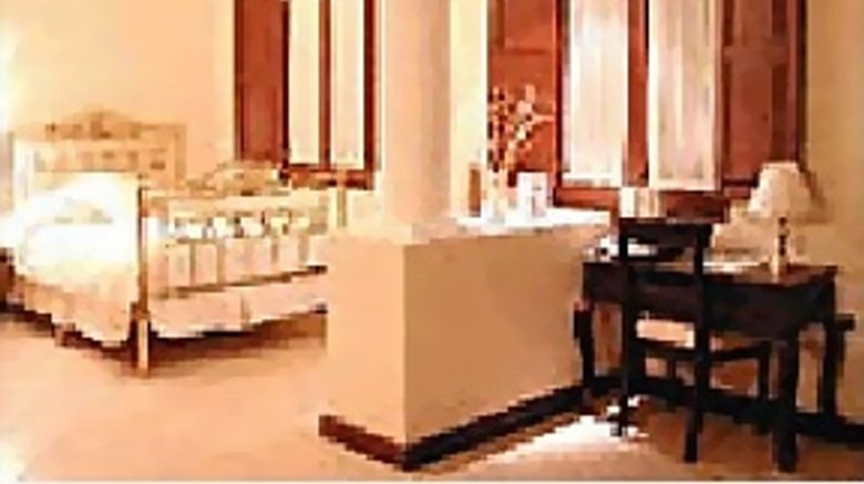 <b>De La Parra Hotel Room</b>