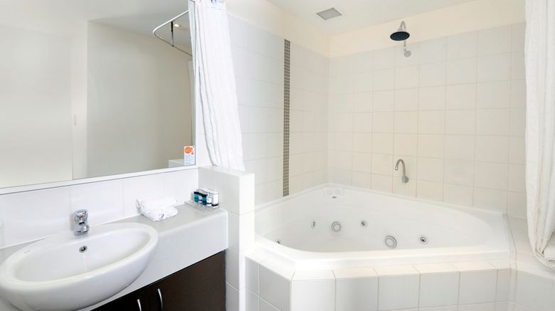 <b>Assured Ascot Quays Apartment Hotel Spa</b> <b>Assured Ascot Quays Apartment Hotel Spa</b>