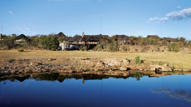 Mhondoro Game Lodge Exterior