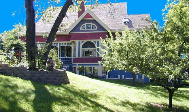 The Robin's Nest Bed & Breakfast Exterior