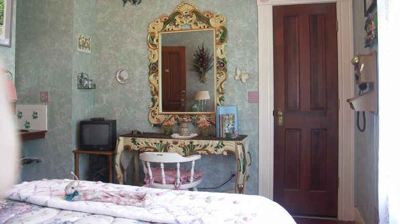 <b>The Robin's Nest Bed & Breakfast Room</b>