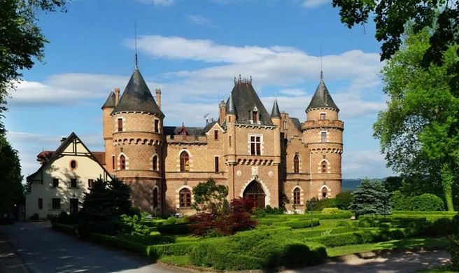 Chateau de Maulmont Exterior