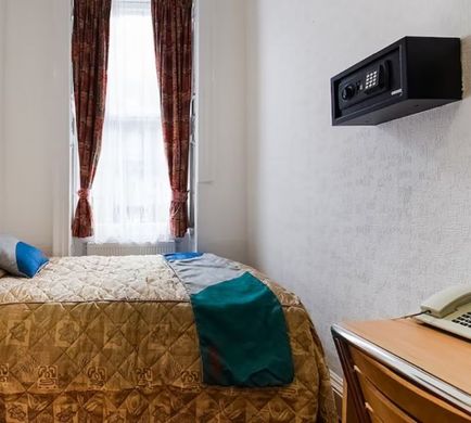 OYO Boston Court Hotel Room