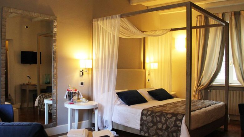 <b>Hotel Charleston Room</b>