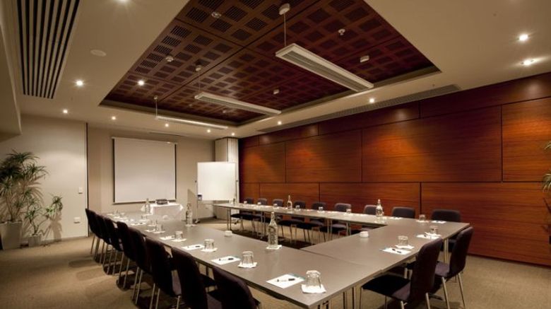 <b>Scenic Hotel Dunedin City Meeting</b>