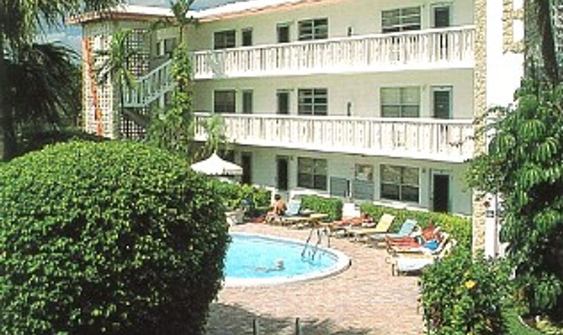 Deerfield Buccaneer Resort Apartments Pool