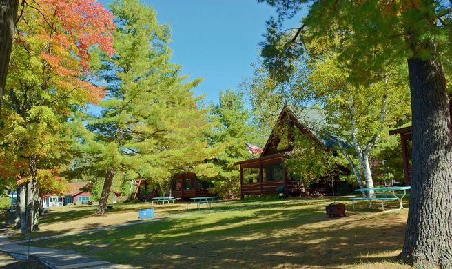Grand Pines Resort & Motel on Round Lake Exterior