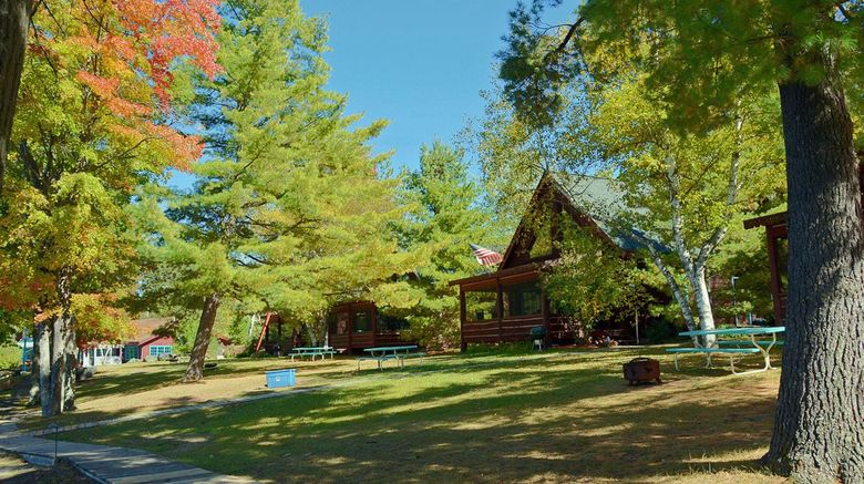 Grand Pines Resort  and  Motel on Round Lake Exterior