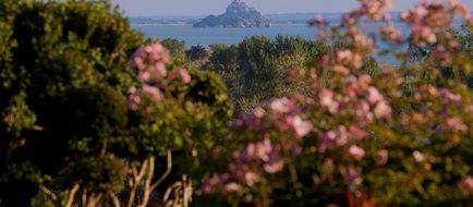 Chateau Les Hauts facing Mont St Michel Exterior