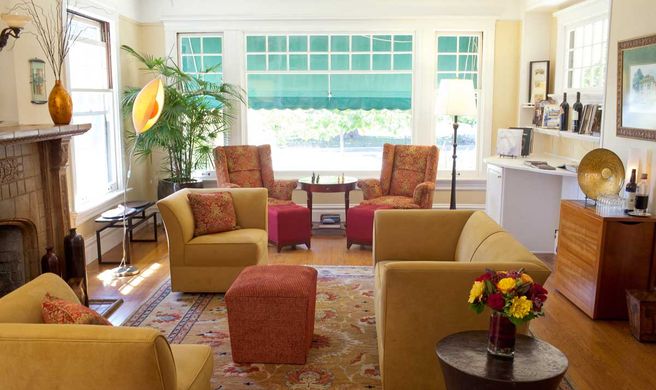 The Inn On First Lobby
