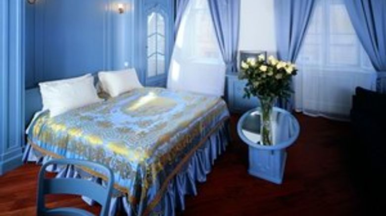<b>The Iron Gate Hotel & Suites Room</b>