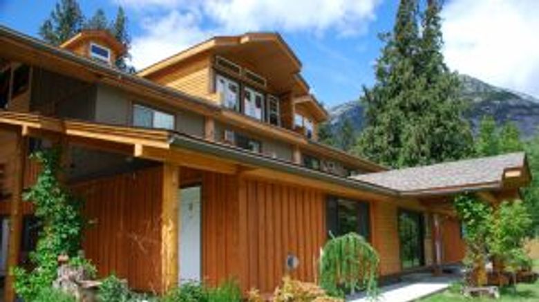 Bella Coola Mountain Lodge Exterior