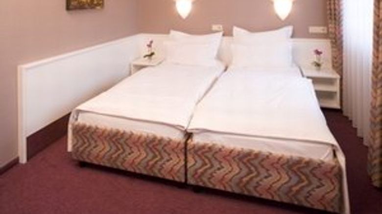 <b>Airport HOTEL by The New Yorker Room</b>