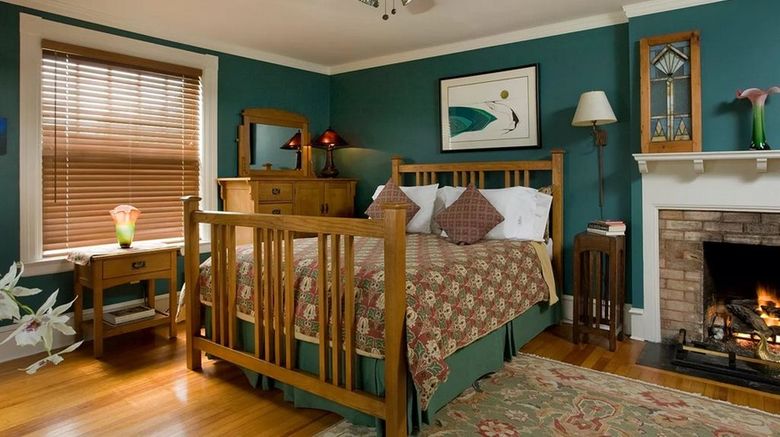 <b>Blind Tiger Asheville Room</b>