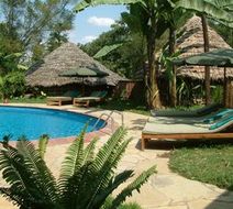 L'Oasis Lodge and Annexe Pool