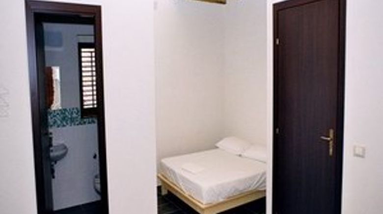 <b>Lerux International Room</b>