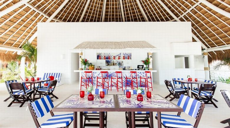 <b>Hotel Esencia Restaurant</b>