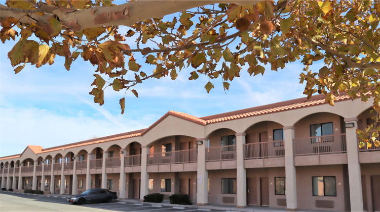Starlight Inn & Suites Exterior