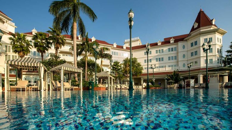 <b>Hong Kong Disneyland Hotel Pool</b>
