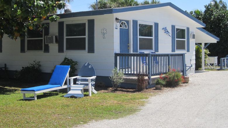 Tropical Winds Motel  and  Cottages Exterior