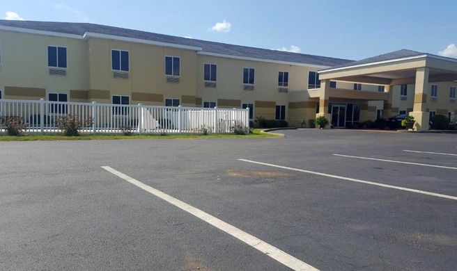 The Rutledge Inn & Suites Exterior