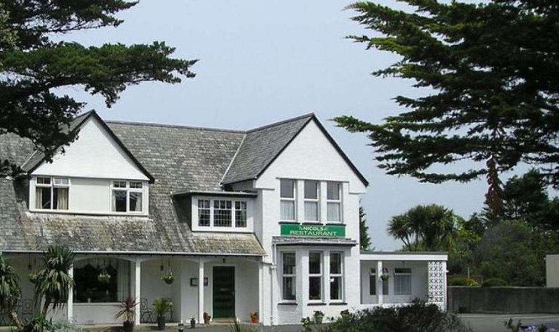 Pine Lodge Hotel Exterior