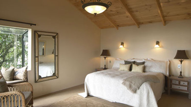 <b>On the Point - Lake Rotorua Room</b>
