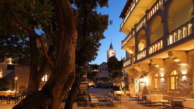 Arbiana Hotel Exterior