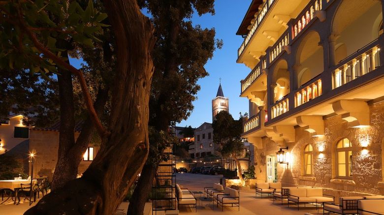 Arbiana Hotel Exterior