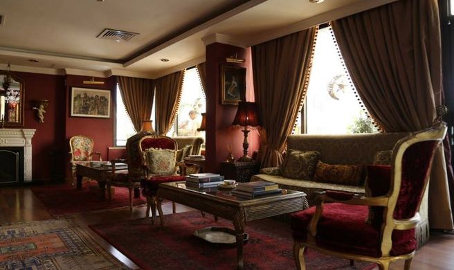 Gondola Hotel and Suites Lobby