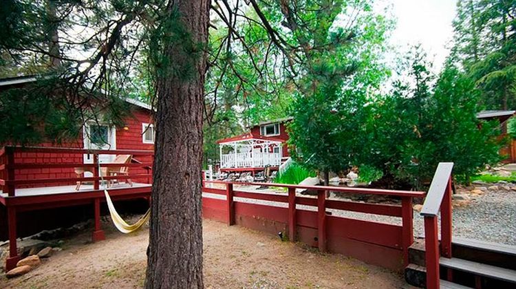 Silver Pines Lodge Exterior