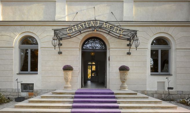 Chateau Mcely Exterior