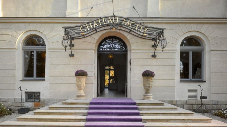 Chateau Mcely Exterior