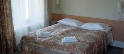 Toss Hotel Room