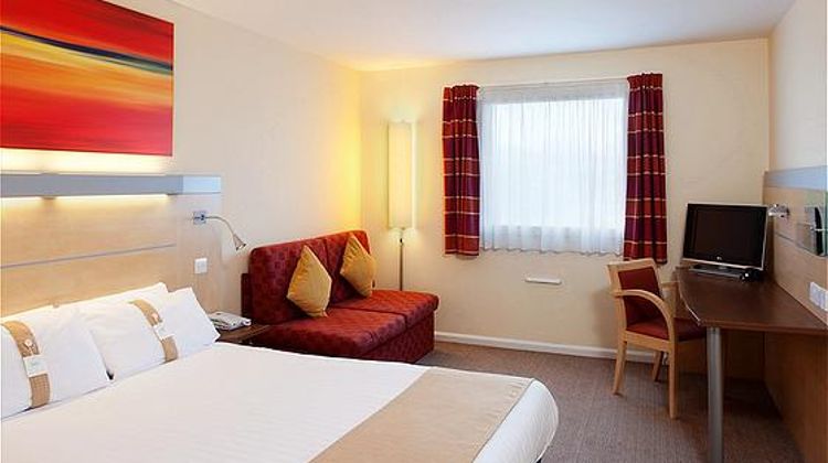 Holiday Inn Express Cardiff Airport Room