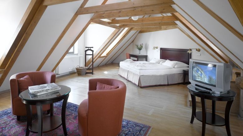 <b>Lokal Inn Room</b>