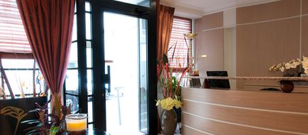 Des Deux Avenues Lobby