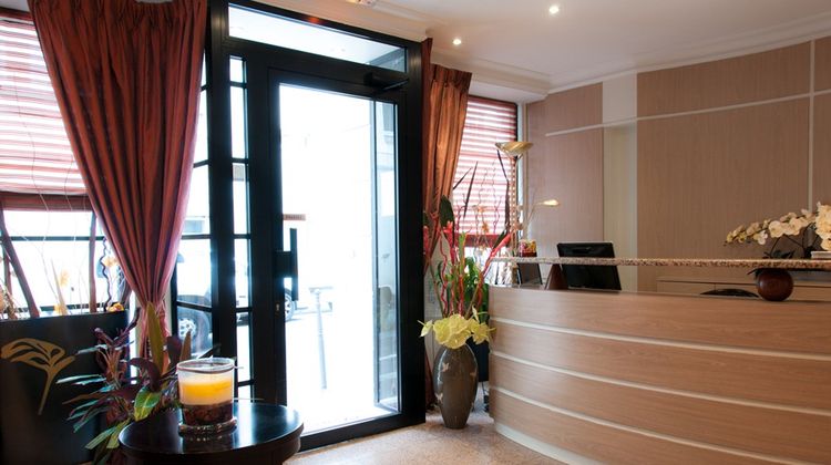 Des Deux Avenues Lobby