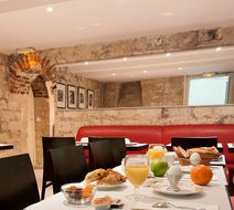 Des Deux Avenues Restaurant
