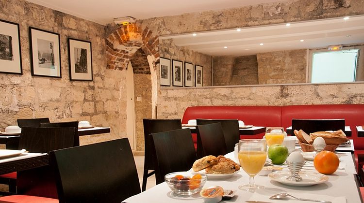 Des Deux Avenues Restaurant